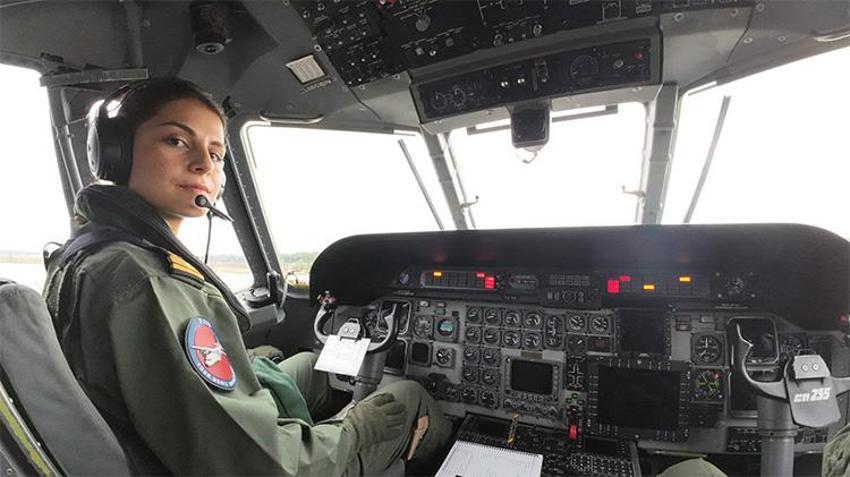 Gökyüzünde bir ilk: Adını tarihe yazdırdı! Donanmanın ilk kadın uçak pilotu oldu