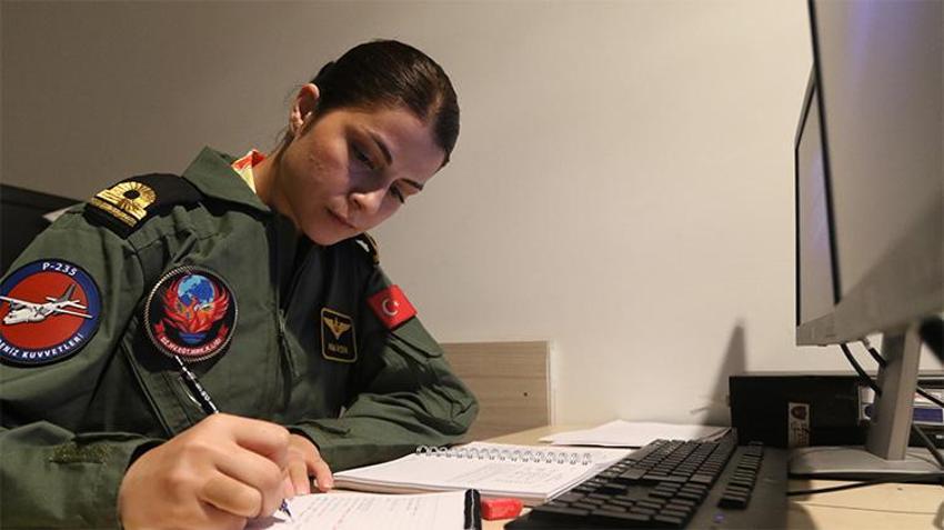 Gökyüzünde bir ilk: Adını tarihe yazdırdı! Donanmanın ilk kadın uçak pilotu oldu