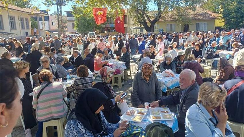 Nüfusunun 3 katı misafir ağırladılar! Köy halkı el ele verdi, 5 bin kişiye sofra kurdu: Edremit’te imece destanı!