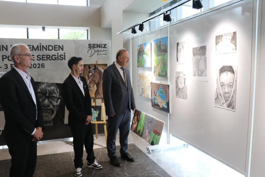 Türkiye’de SAVI hastalığıyla yaşayan tek kişi: İki parmağıyla çizdiği eserleri sergiledi