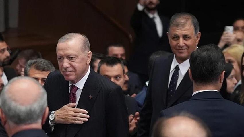 SON DAKİKA: İzmir Büyükşehir Belediye Başkanı Cemil Tugay AK Parti'ye geçti! Tugay'a AK Parti rozetini Cumhurbaşkanı Erdoğan taktı