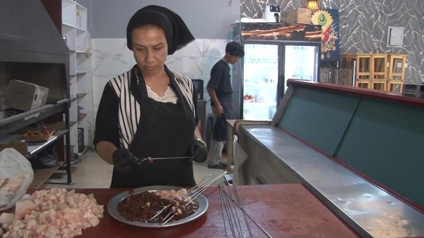 Şanlıurfa kadın ustalar ocak başına geçti! Günün ilk ışıklarıyla başlıyorlar, ciğerleri közde pişirip servis ediyorlar
