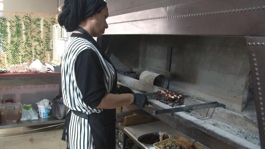 Şanlıurfa kadın ustalar ocak başına geçti! Günün ilk ışıklarıyla başlıyorlar, ciğerleri közde pişirip servis ediyorlar