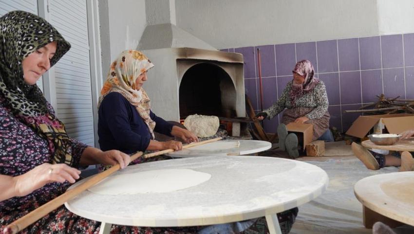 Manisa’da 11 kadın yufka açıyor ama "Bizden sonra ne olacak?" diye dert yanıyor!