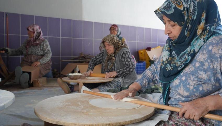 Manisa’da 11 kadın yufka açıyor ama "Bizden sonra ne olacak?" diye dert yanıyor!