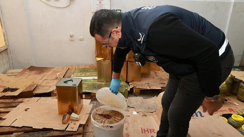 Bursa'das ruhsatsız depoda 6,5 ton küflü ve sağlıksız gıda ele geçirildi