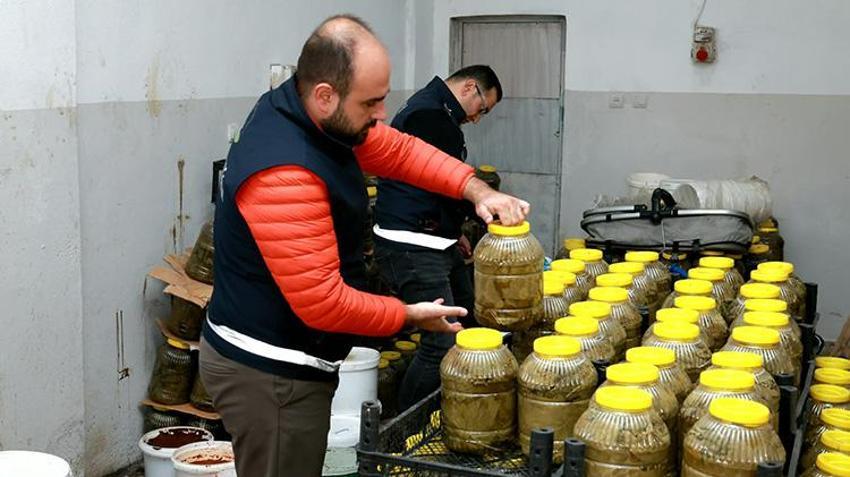Bursa'das ruhsatsız depoda 6,5 ton küflü ve sağlıksız gıda ele geçirildi