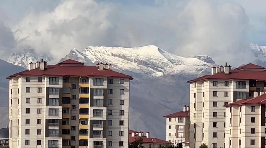 Yüksekova'da soğuk hava etkili oldu Cilo Dağları beyaza büründü