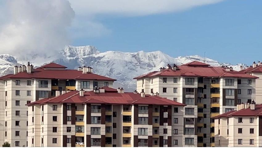 Yüksekova'da soğuk hava etkili oldu Cilo Dağları beyaza büründü
