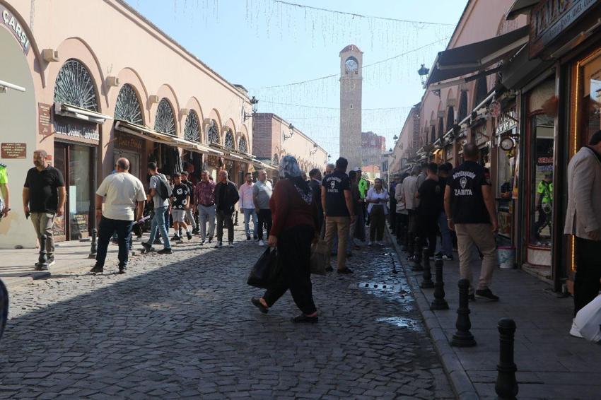 Adana'da vatandaşları ve esnafı mutlu eden uygulama! Tarihi Büyük Saat Kulesi'nin bulunduğu cadde trafiğe kapatıldı
