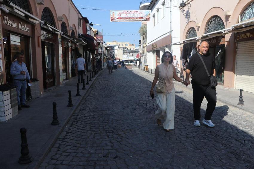 Adana'da vatandaşları ve esnafı mutlu eden uygulama! Tarihi Büyük Saat Kulesi'nin bulunduğu cadde trafiğe kapatıldı