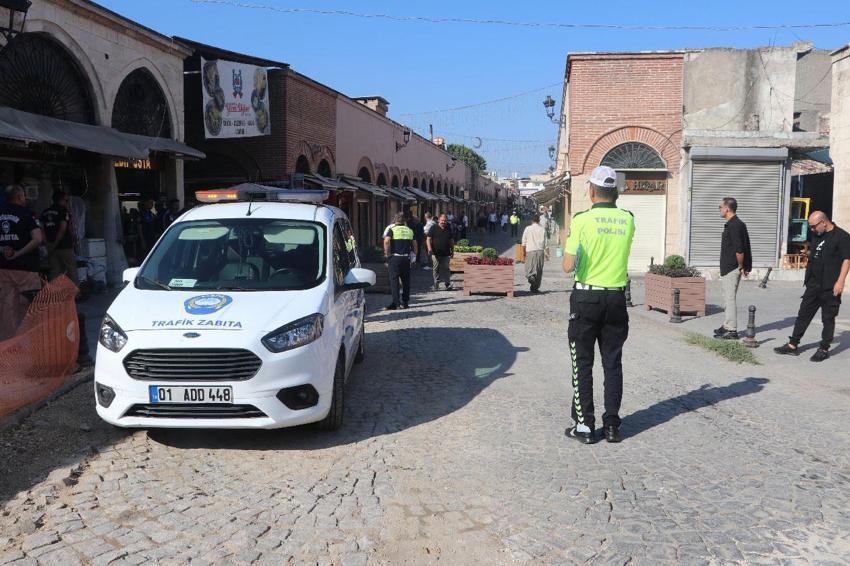 Adana'da vatandaşları ve esnafı mutlu eden uygulama! Tarihi Büyük Saat Kulesi'nin bulunduğu cadde trafiğe kapatıldı