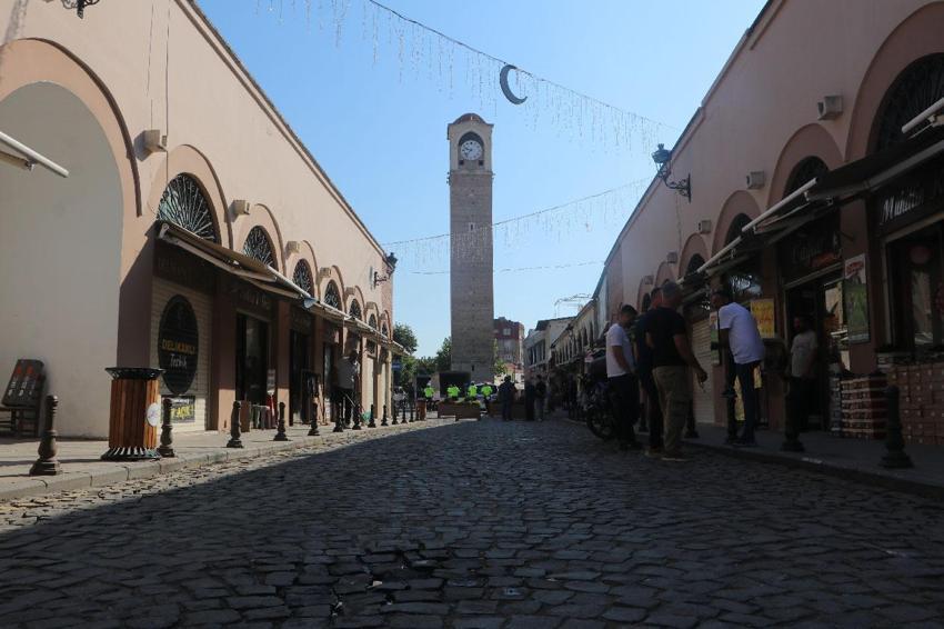 Adana'da vatandaşları ve esnafı mutlu eden uygulama! Tarihi Büyük Saat Kulesi'nin bulunduğu cadde trafiğe kapatıldı