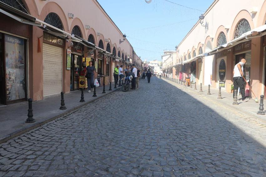 Adana'da vatandaşları ve esnafı mutlu eden uygulama! Tarihi Büyük Saat Kulesi'nin bulunduğu cadde trafiğe kapatıldı