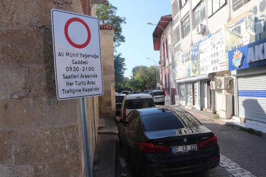 Adana'da vatandaşları ve esnafı mutlu eden uygulama! Tarihi Büyük Saat Kulesi'nin bulunduğu cadde trafiğe kapatıldı