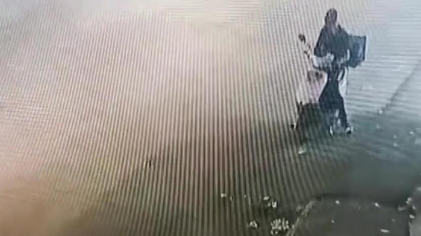 Adana'da paket teslimi yapan kuryenin motoru çalındı! Hırsızın pişkin savunması şoke etti!