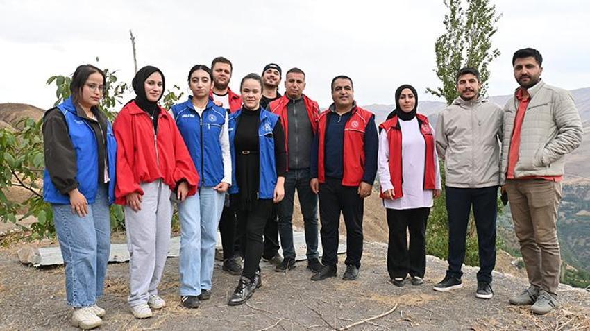 Yaşlı çiftin üzümleri tarlada kalmasın diye seferber oldular!