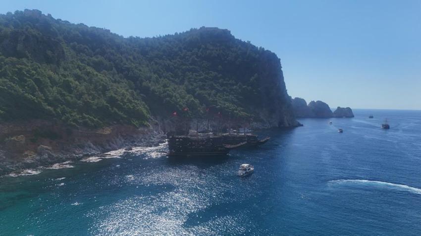 Alanya’da yaz geri dönmüş gibi: Kleopatra Plajı doldu