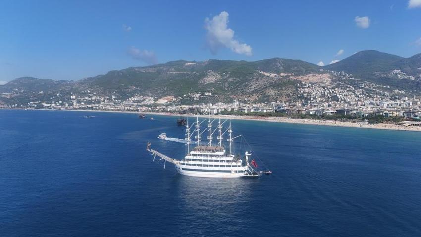 Alanya’da yaz geri dönmüş gibi: Kleopatra Plajı doldu