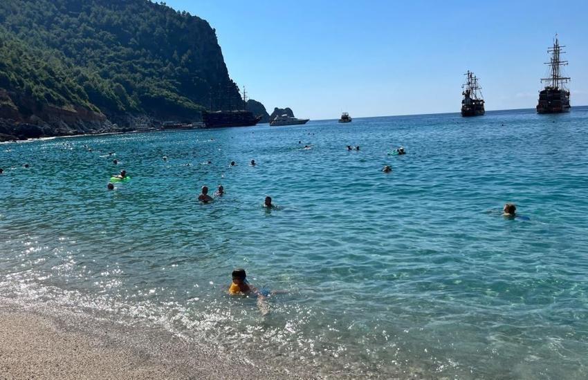 Alanya’da yaz geri dönmüş gibi: Kleopatra Plajı doldu