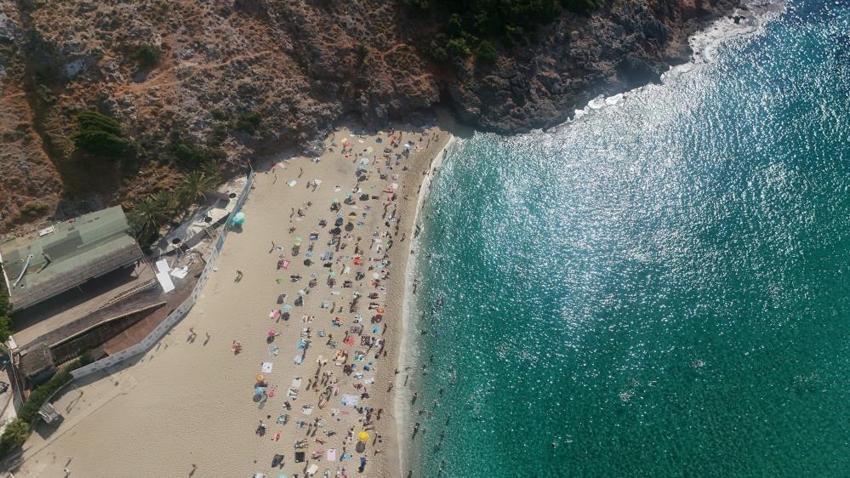 Alanya’da yaz geri dönmüş gibi: Kleopatra Plajı doldu