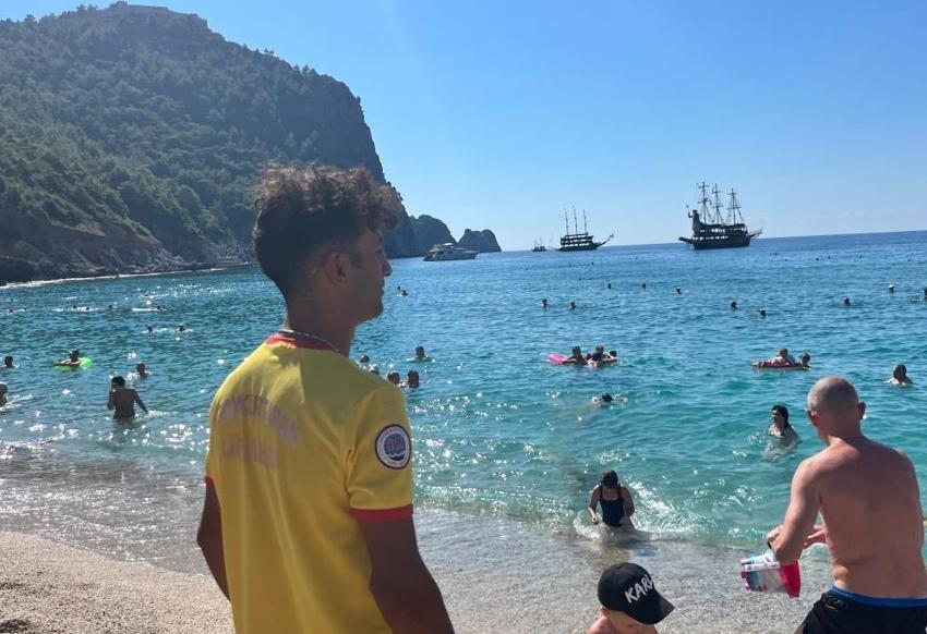 Alanya’da yaz geri dönmüş gibi: Kleopatra Plajı doldu