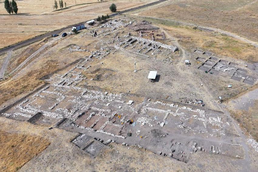Sivas Kayalıpınar'da 21'inci yüzyılın en kapsamlı Hititçe arşivi gün yüzüne çıkarıldı! Kral 2. Tudhaliya dönemine ait 131 çivi yazılı tablete ulaşıldı