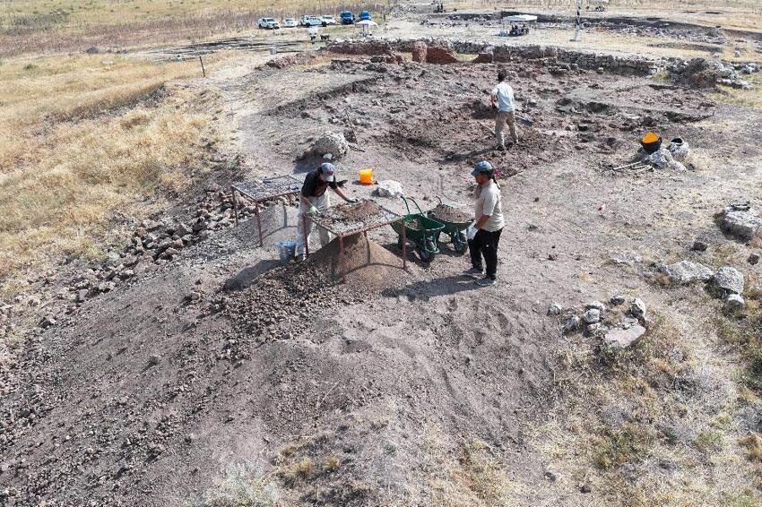 Sivas Kayalıpınar'da 21'inci yüzyılın en kapsamlı Hititçe arşivi gün yüzüne çıkarıldı! Kral 2. Tudhaliya dönemine ait 131 çivi yazılı tablete ulaşıldı