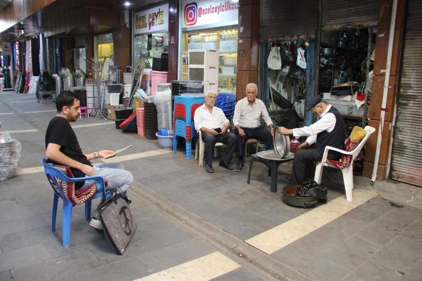 Cizre'de yüzleri güldüren proje! Unutulmaya yüz tutan meslek ustalarını karakalem çalışmasıyla resmediyor