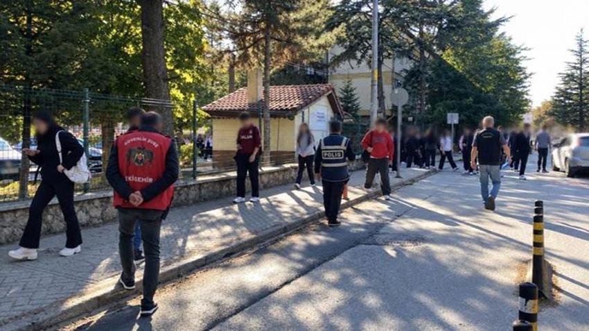 Eskişehir’de okul çevrelerine sıkı denetim: 342 kişi sorgulandı, plakasız motosiklet trafikten men edildi