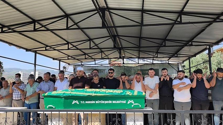 Mersin'de yaşamını yitiren şarkıcı Atilla Taş'ın kızı defnedildi