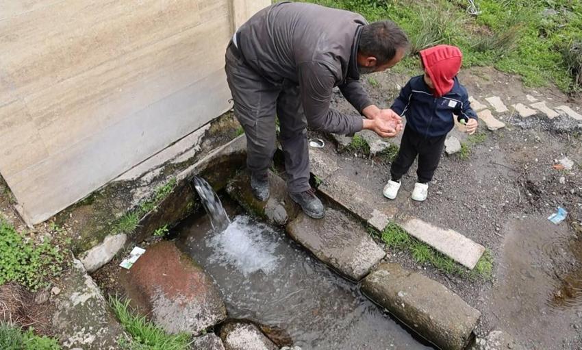 Bunu içen bidon bidon doldurup götürüyor: Böbrek taşını düşürmek isteyenlerin akınına uğruyor!