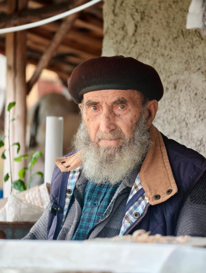 93 yaşında, 60 yıldır yapıyor! Ürettiği bastonları tek kuruş almadan hediye ediyor