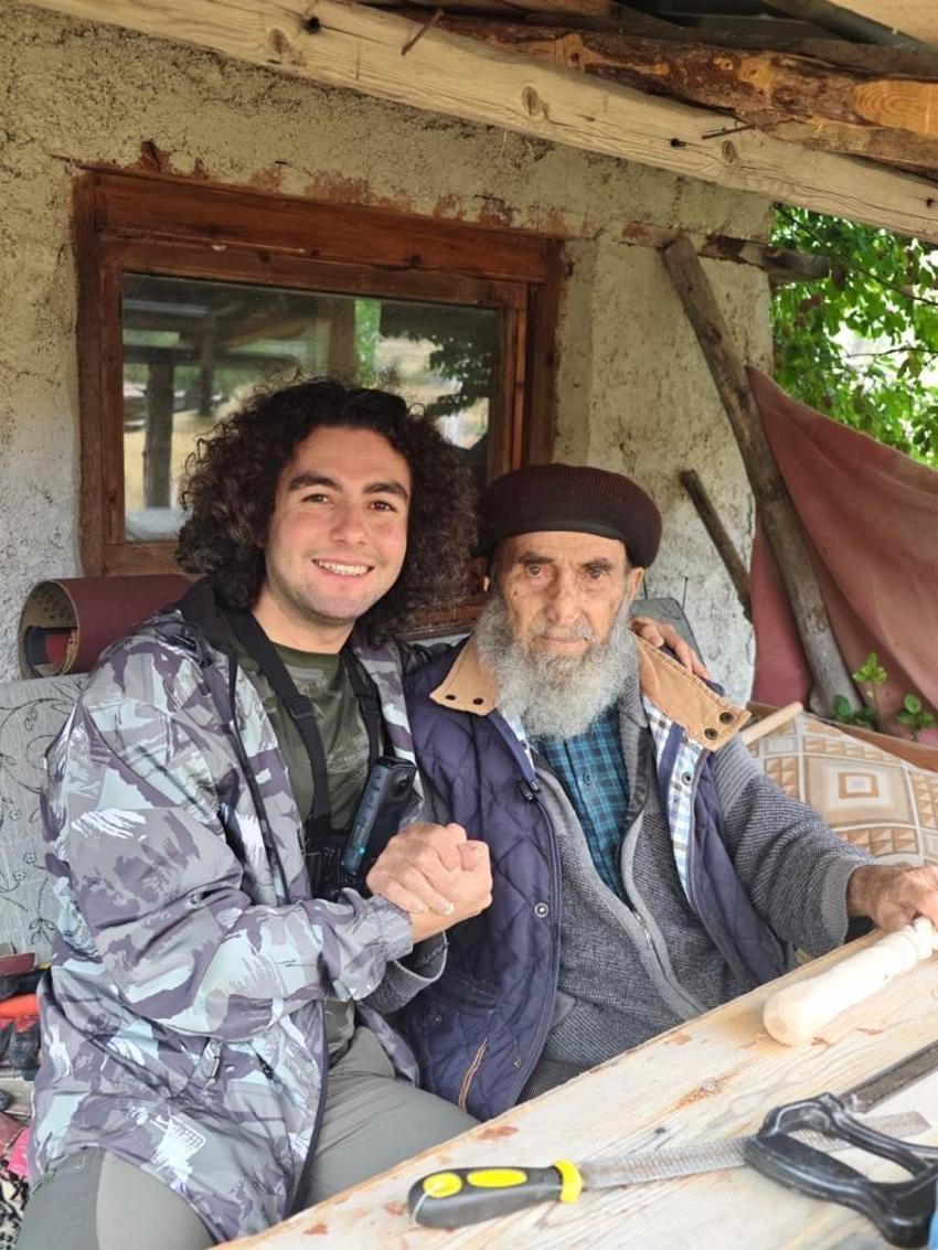 93 yaşında, 60 yıldır yapıyor! Ürettiği bastonları tek kuruş almadan hediye ediyor