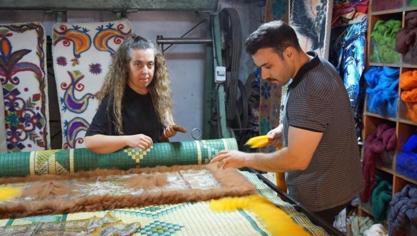 İşletme diplomasını bir kenara bırakıp baba mesleğine döndü: Terzilerin "dikilmez" dediği keçeden giysi üretti!