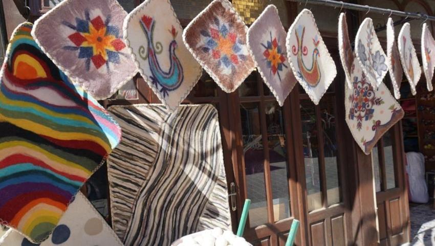 İşletme diplomasını bir kenara bırakıp baba mesleğine döndü: Terzilerin "dikilmez" dediği keçeden giysi üretti!