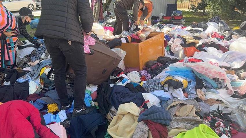 Avcılar’da ilginç olay! Bodrumda biriktirilen kıyafetler sokağa döküldü, vatandaşlar kapış kapış topladı