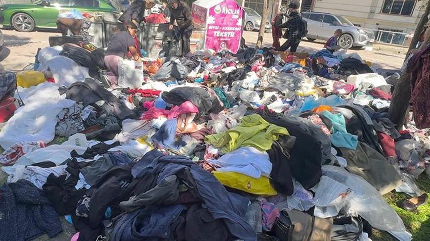 Avcılar’da ilginç olay! Bodrumda biriktirilen kıyafetler sokağa döküldü, vatandaşlar kapış kapış topladı