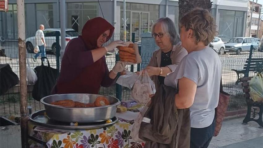 Asırlık Ege geleneği... Gören kuyruğa girdi, yüzlerce kişiye bedava dağıtıldı