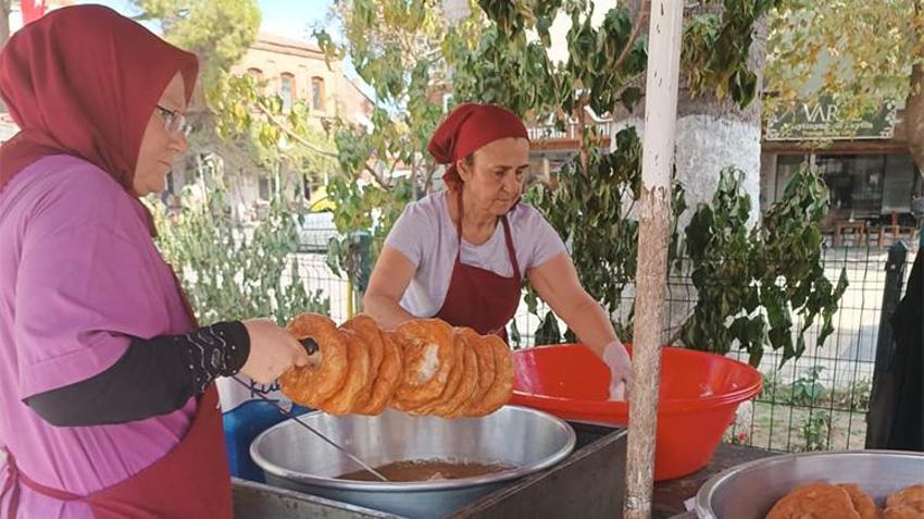 Asırlık Ege geleneği... Gören kuyruğa girdi, yüzlerce kişiye bedava dağıtıldı