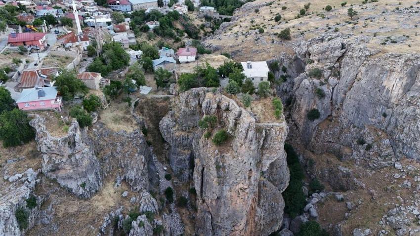 Diyarbakır'daki bu evde yaşamak cesaret ister! Uçurumun kenarındaki yapı ilgi odağı oldu