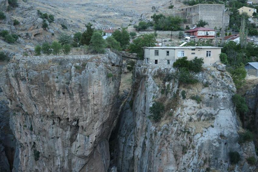 Diyarbakır'daki bu evde yaşamak cesaret ister! Uçurumun kenarındaki yapı ilgi odağı oldu