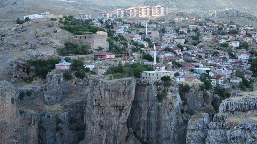 Diyarbakır'daki bu evde yaşamak cesaret ister! Uçurumun kenarındaki yapı ilgi odağı oldu