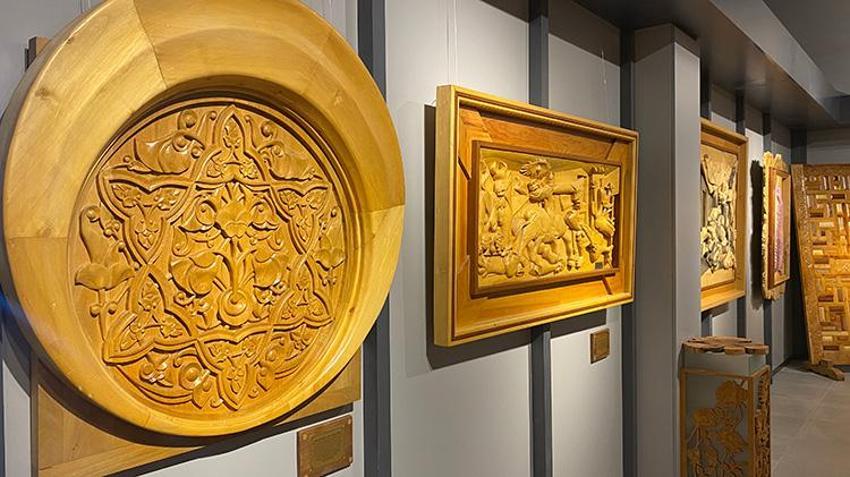 Atıl ağaç parçaları ahşap oymacılığıyla sanat eserine dönüşüyor! Isparta'da kadınlar Van Gogh'un "Yıldızlı Geceler" tablosunu ıhlamur ağacına işledi