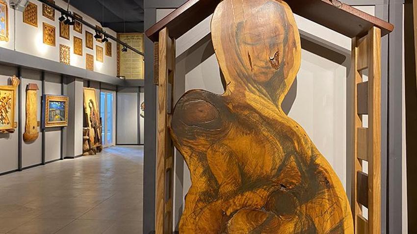 Atıl ağaç parçaları ahşap oymacılığıyla sanat eserine dönüşüyor! Isparta'da kadınlar Van Gogh'un "Yıldızlı Geceler" tablosunu ıhlamur ağacına işledi