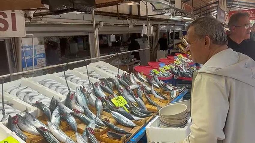 Bandırma’da palamut akını: 1 kilosu 100 liraya düştü, vatandaş hal binasına akın etti!
