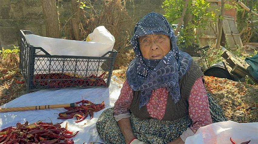 90 yaşındaki annenin yürek ısıtan fedakarlığı: Oğluna destek için günde 11 saat çalışıyor