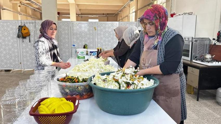 Ata tohumuyla yetiştirip doğal antibiyotik üretiyorlar! Hastalanan bir bardak içiyor: Talep yağıyor