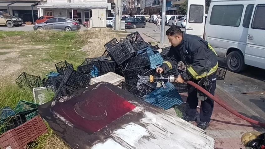 Antalya'da yanan kamyonetten Türk bayrağı çıktı: İtfaiye eri özenle temizledi