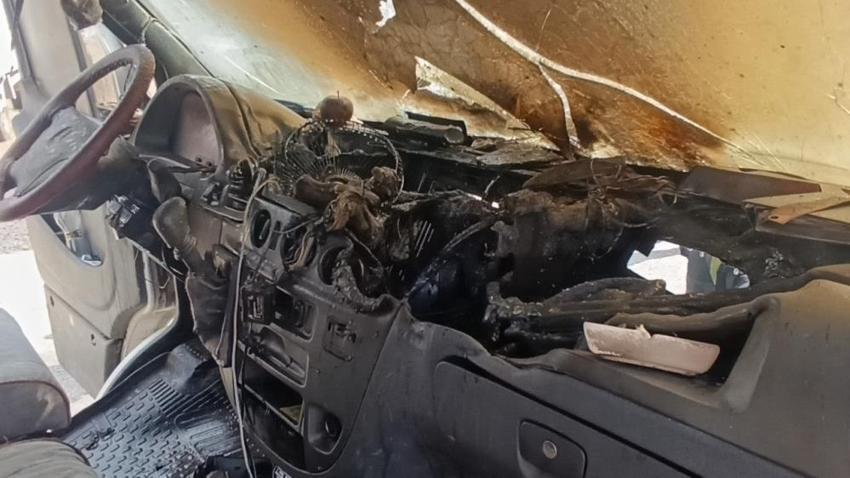 Antalya'da yanan kamyonetten Türk bayrağı çıktı: İtfaiye eri özenle temizledi